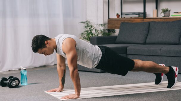 homem treinando flexão em casa